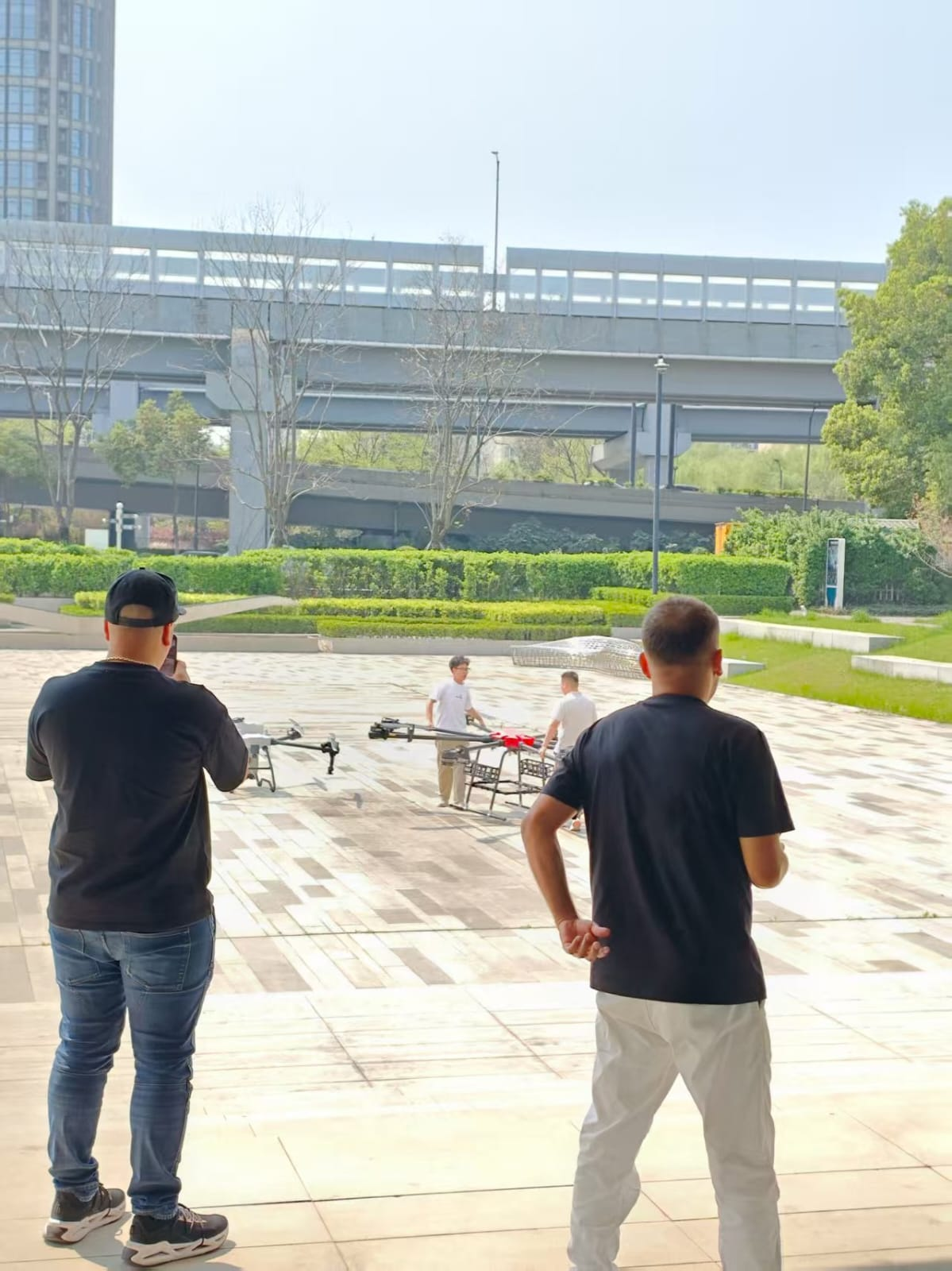 Equipe operando drone em área urbana