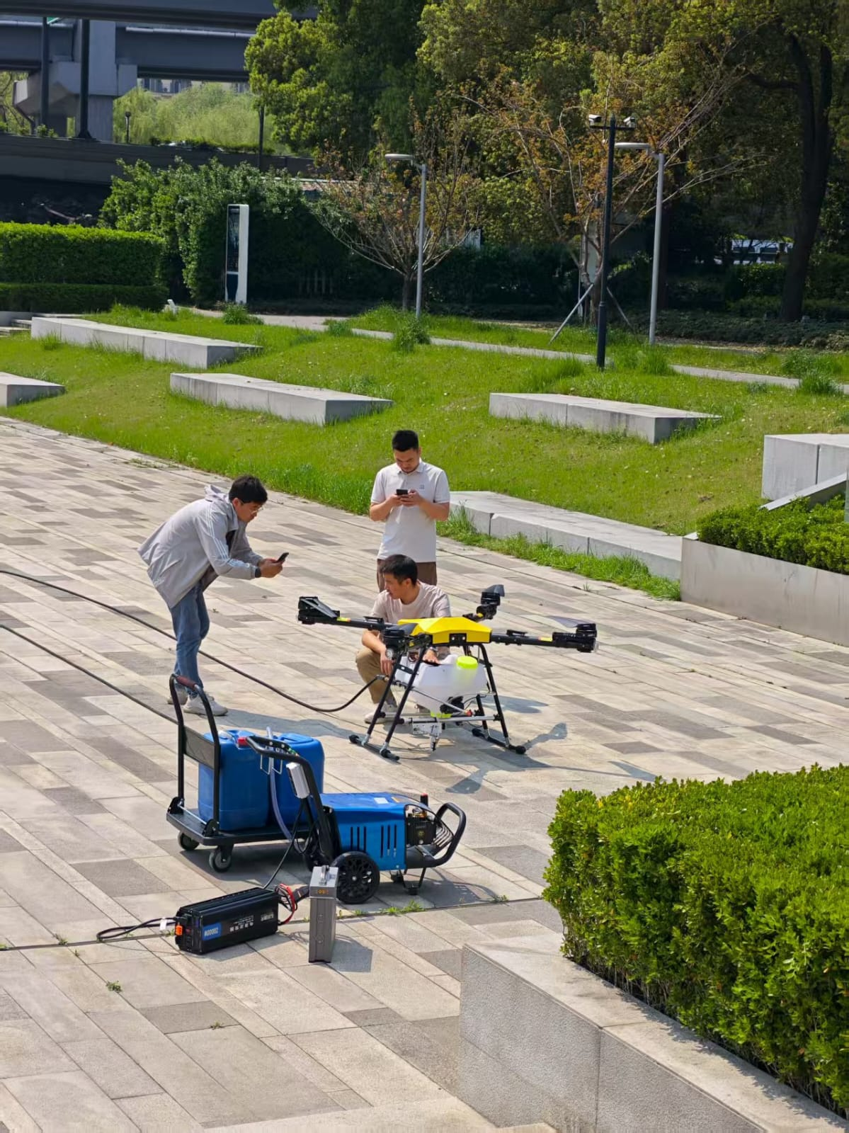 Equipe técnica preparando equipamento